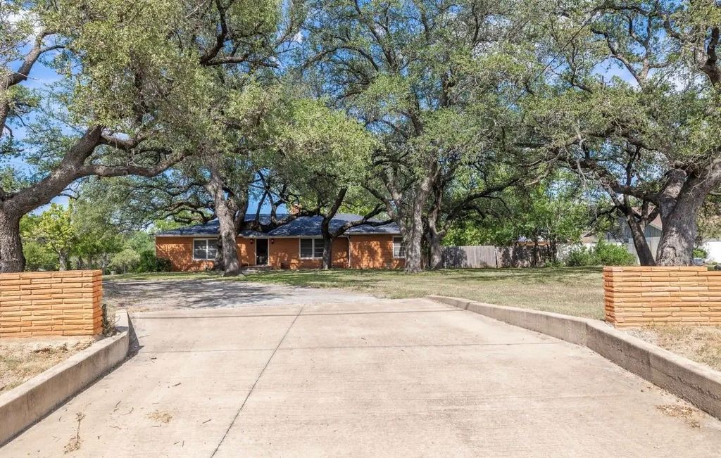3200 Austin Avenue, Brownwood