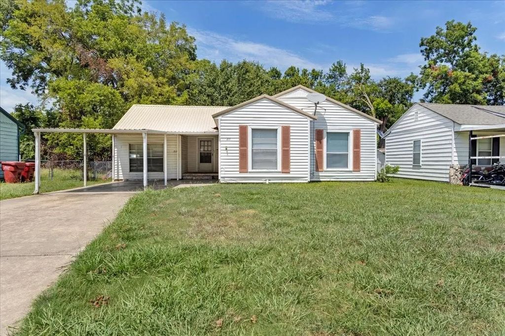 217 E Boyd Avenue, Bonham