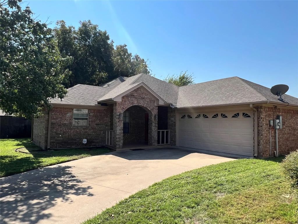 1014 Dawn Court, Granbury