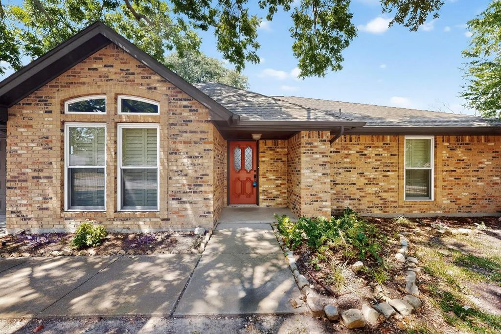 10168 Stoneleigh Drive, Benbrook