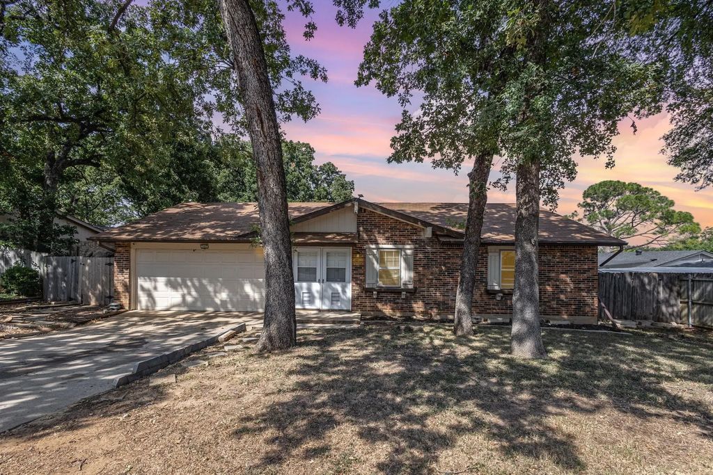 302 Fair Oaks Boulevard, Euless