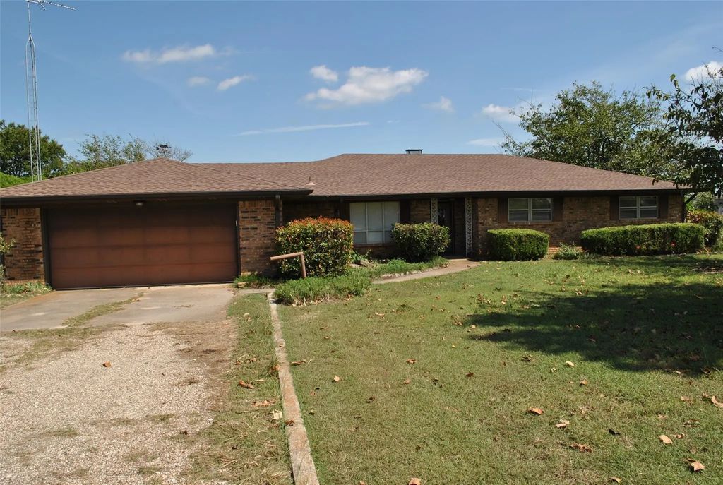 2077 Fm 3108, Lindsay