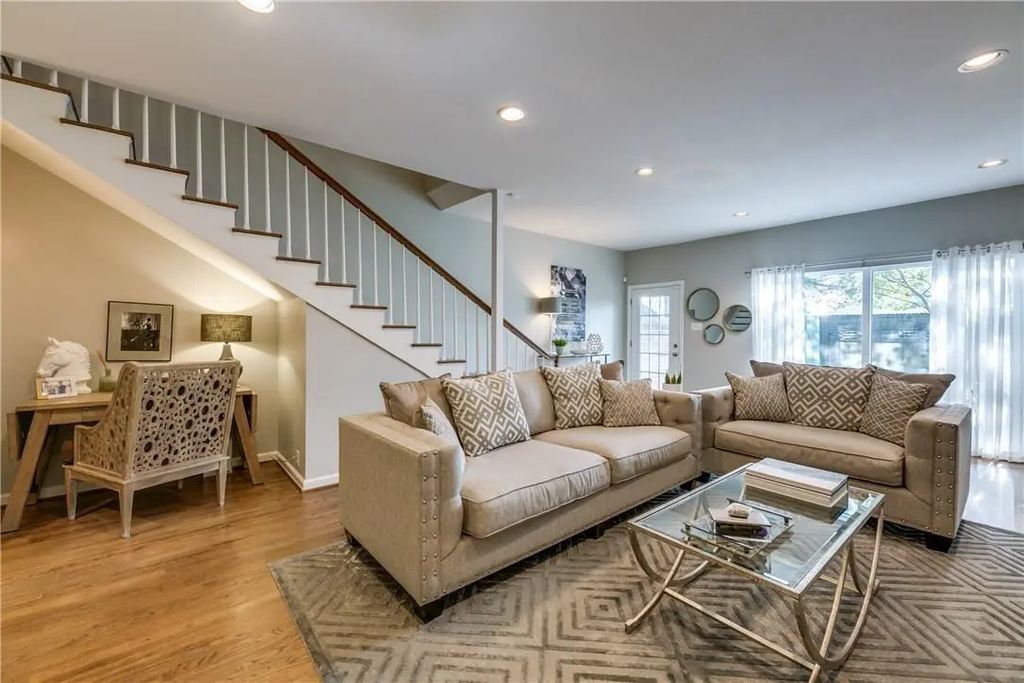 7526 W Northwest Highway 1, Dallas