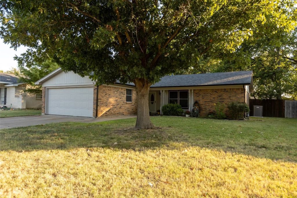 520 Douglas Street, Burleson