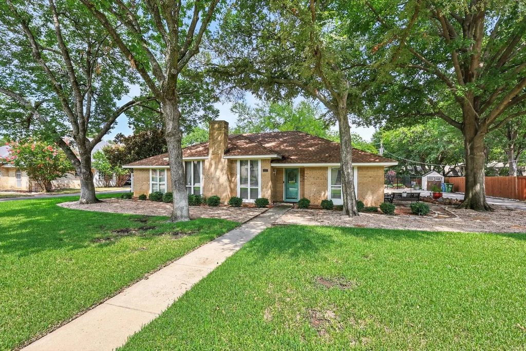 444 Leslie Lane, Highland Village