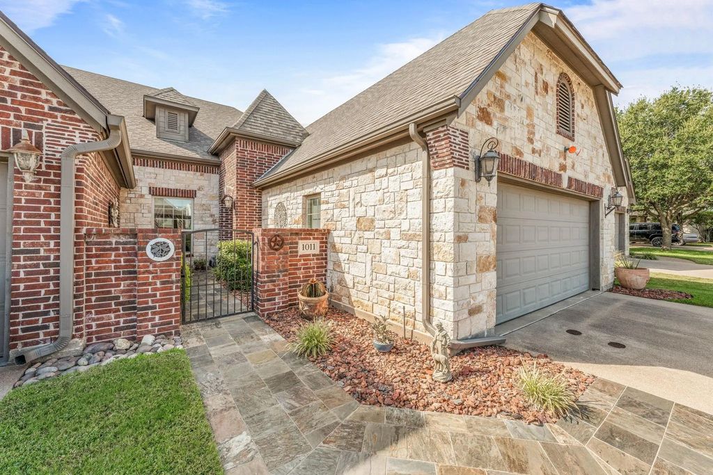 1011 W Avalon Court, Granbury