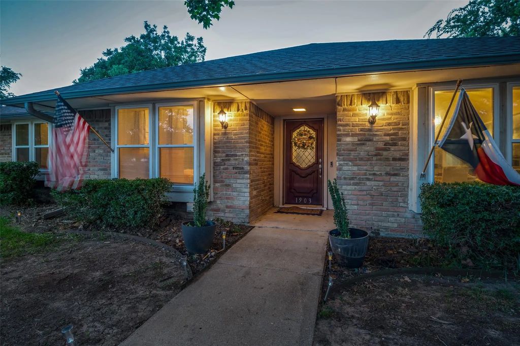 1903 Sussex Drive, Carrollton