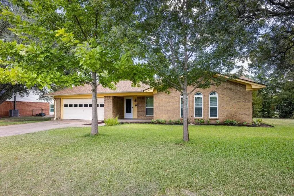 1305 Elizabeth Boulevard, Granbury