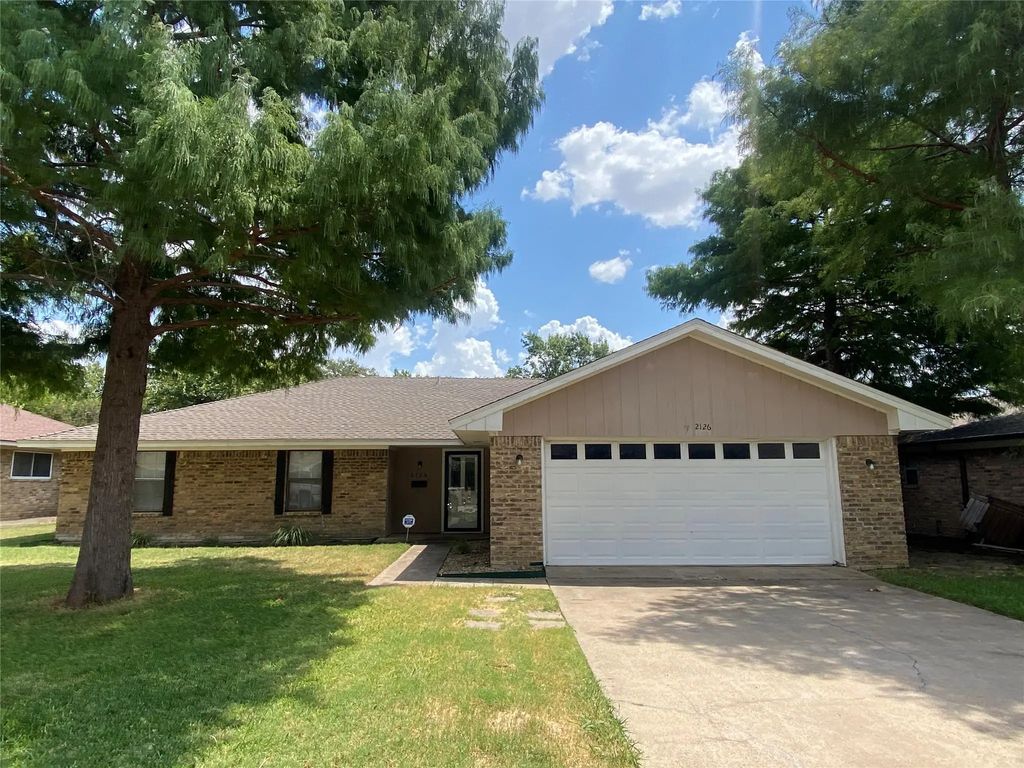 2126 Southmoor Drive, Carrollton