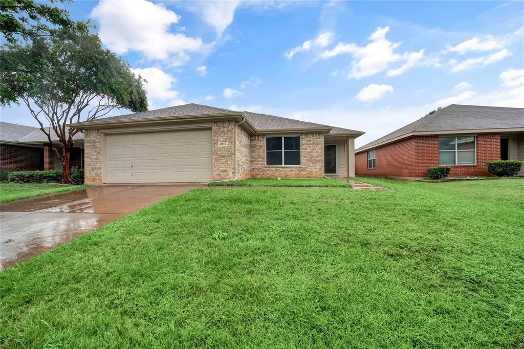 2817 Maegen Circle, Fort Worth