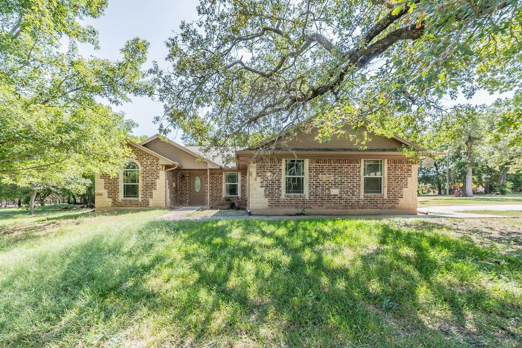 110 Pleasant Oaks Lane, Springtown