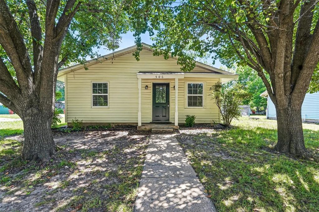 506 E 15th Street, Bonham