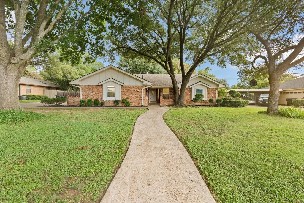 907 Stonelake Drive, Cleburne