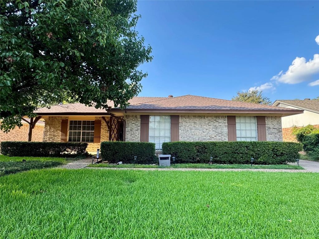 1113 Janell Drive, Irving
