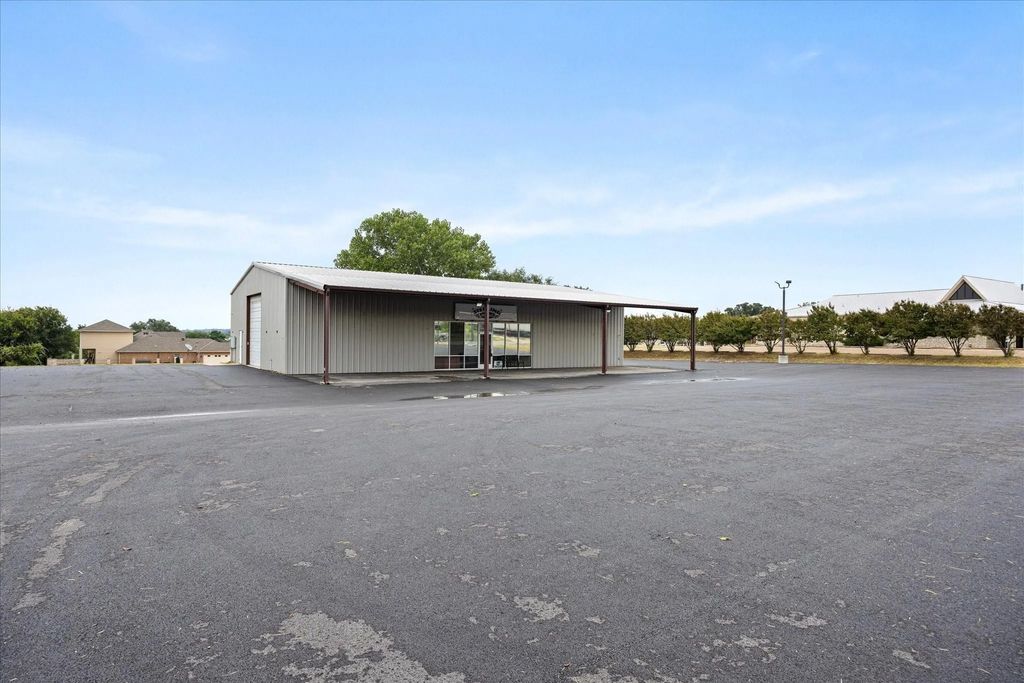 1817 S Morgan Street, Granbury