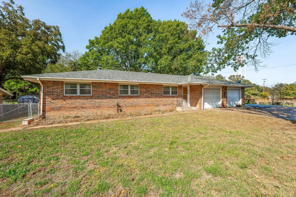 1240 N Texas, De Leon