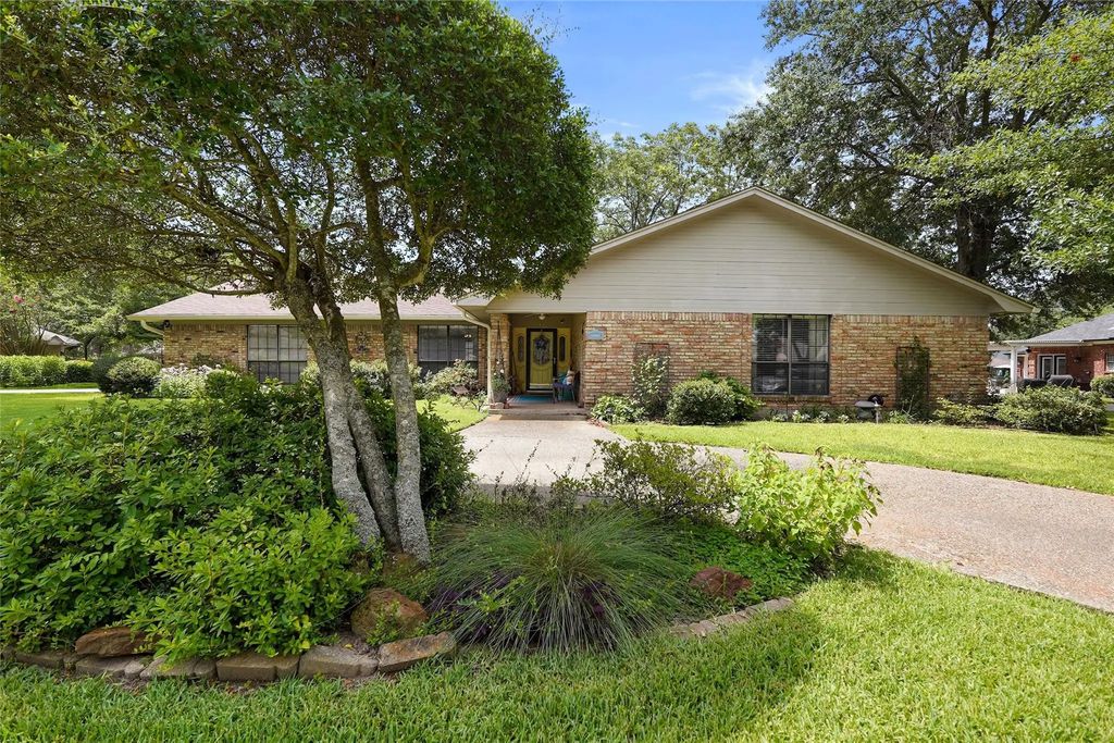203 Spring Lake, Mineola