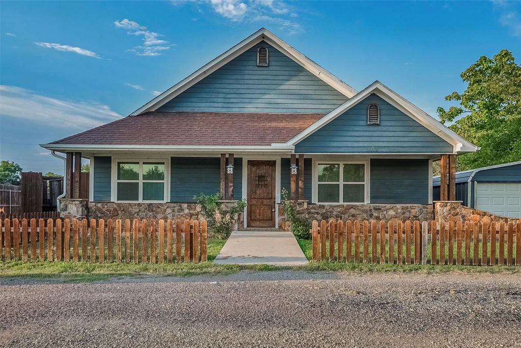 302 N Front Street, Savoy