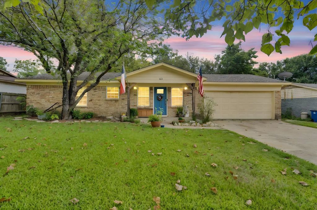 805 Loy Lane, Ennis