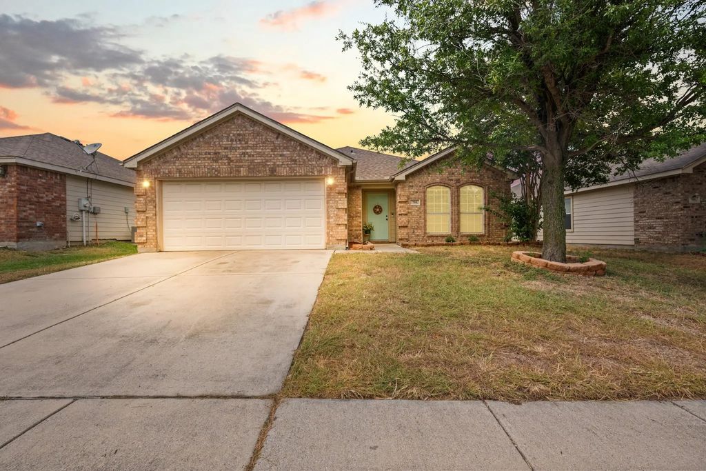 704 Poncho Lane, Fort Worth
