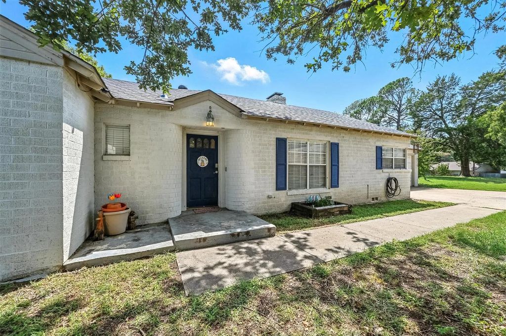 1204 Princess Lane, Hurst
