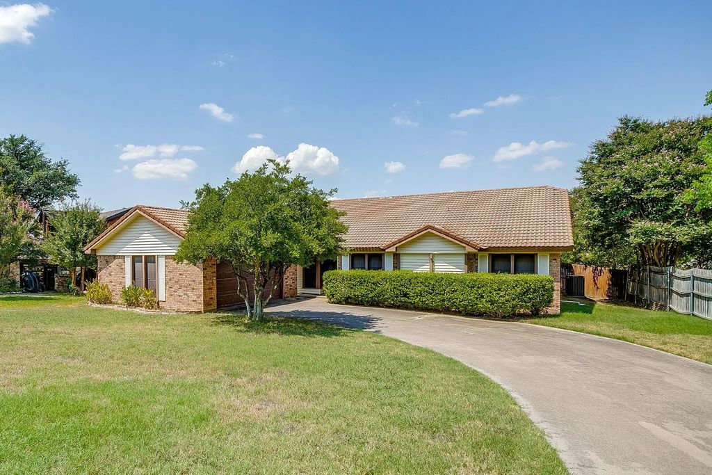 7748 Skylake Drive, Fort Worth