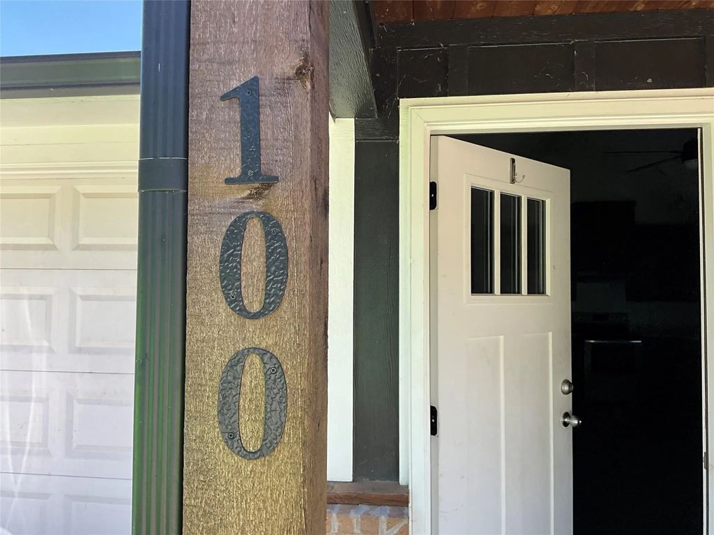 100 Chloe Drive, Mineola