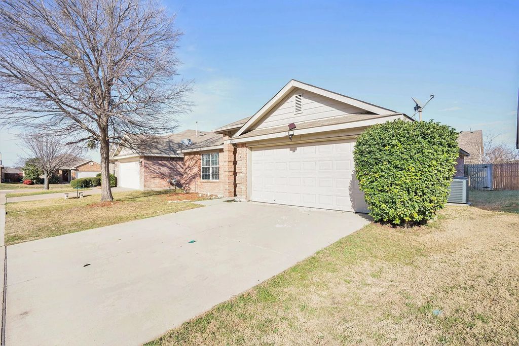 6060 Blazing Star Drive, Fort Worth