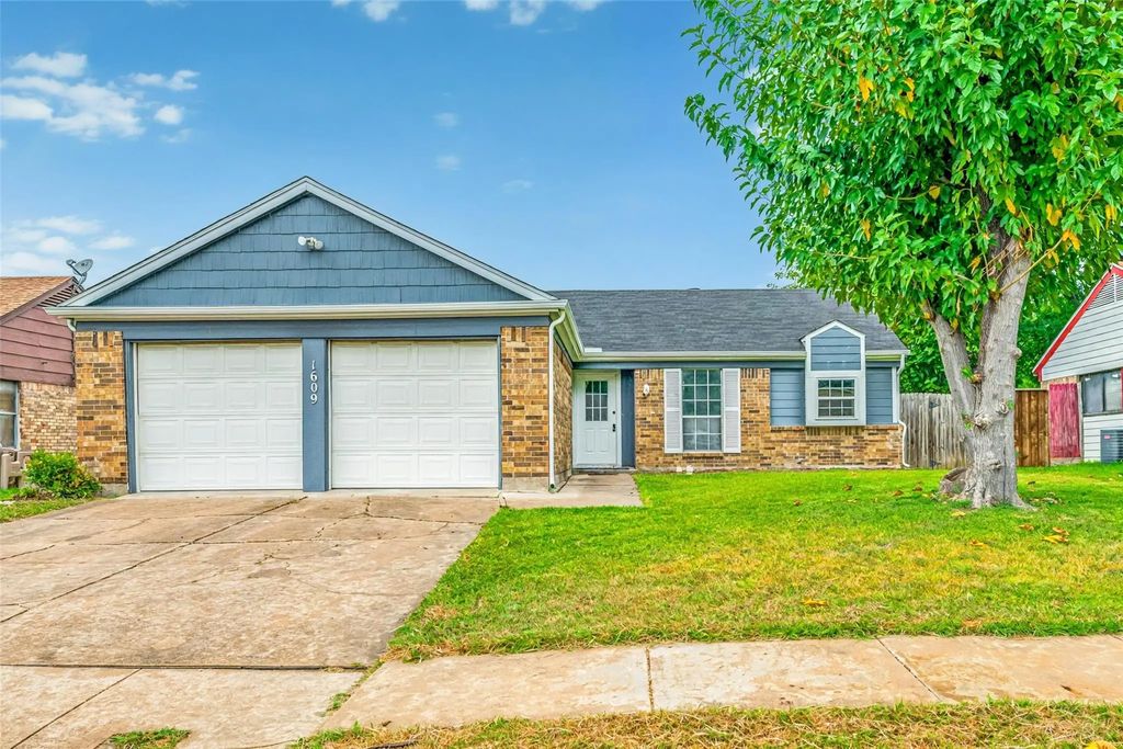 1609 Country Lane, Arlington
