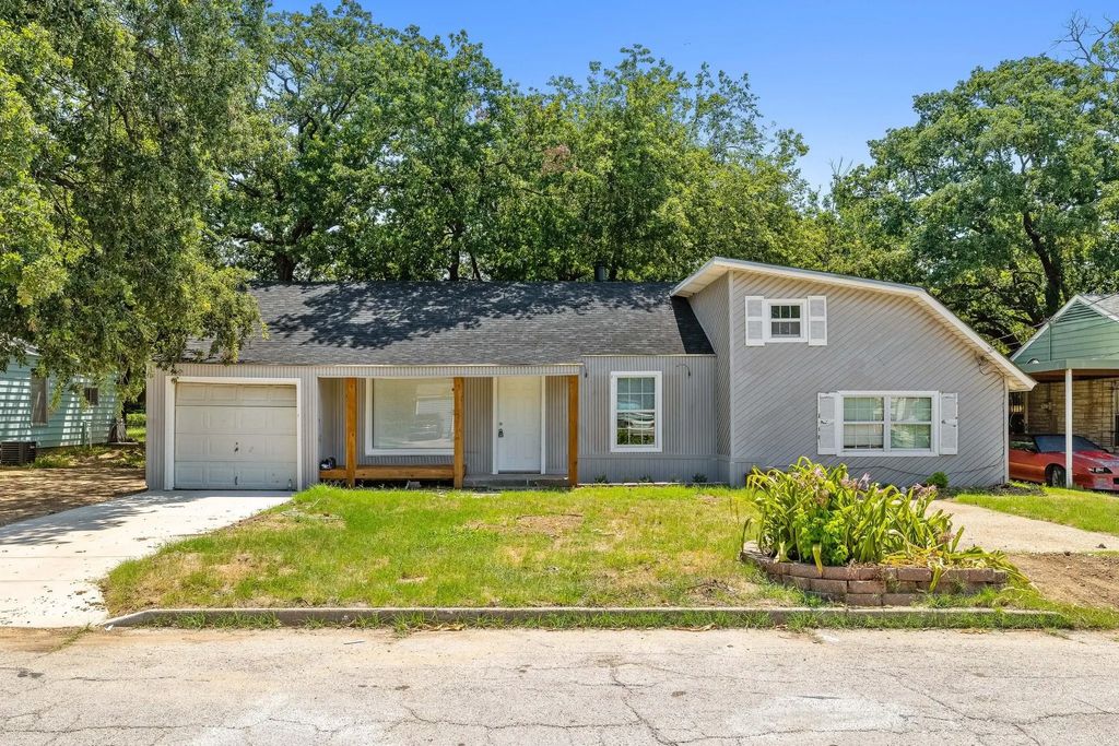 2108 Oakwood Street, Haltom City