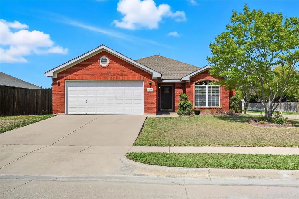 9045 Winding River Drive, Fort Worth