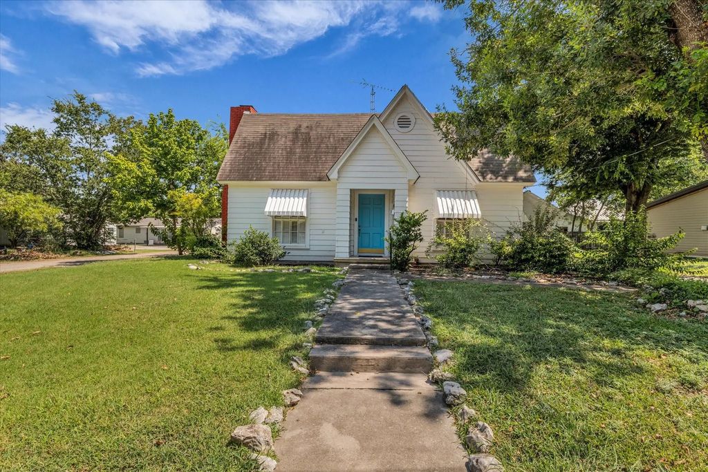 1002 W 3rd Street, Clifton
