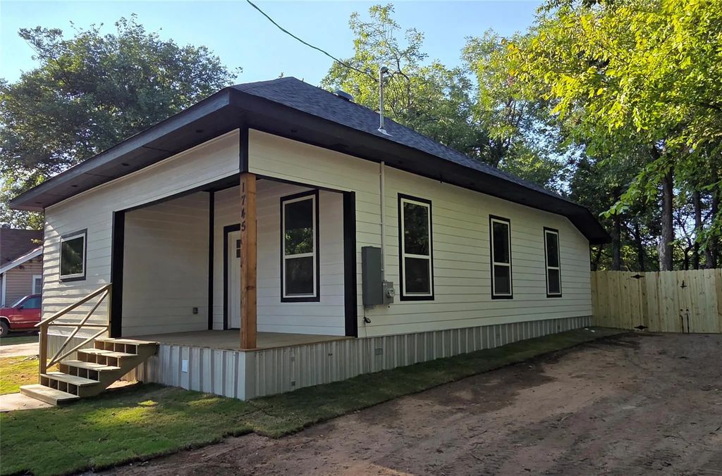 1745 E Cherry, Paris