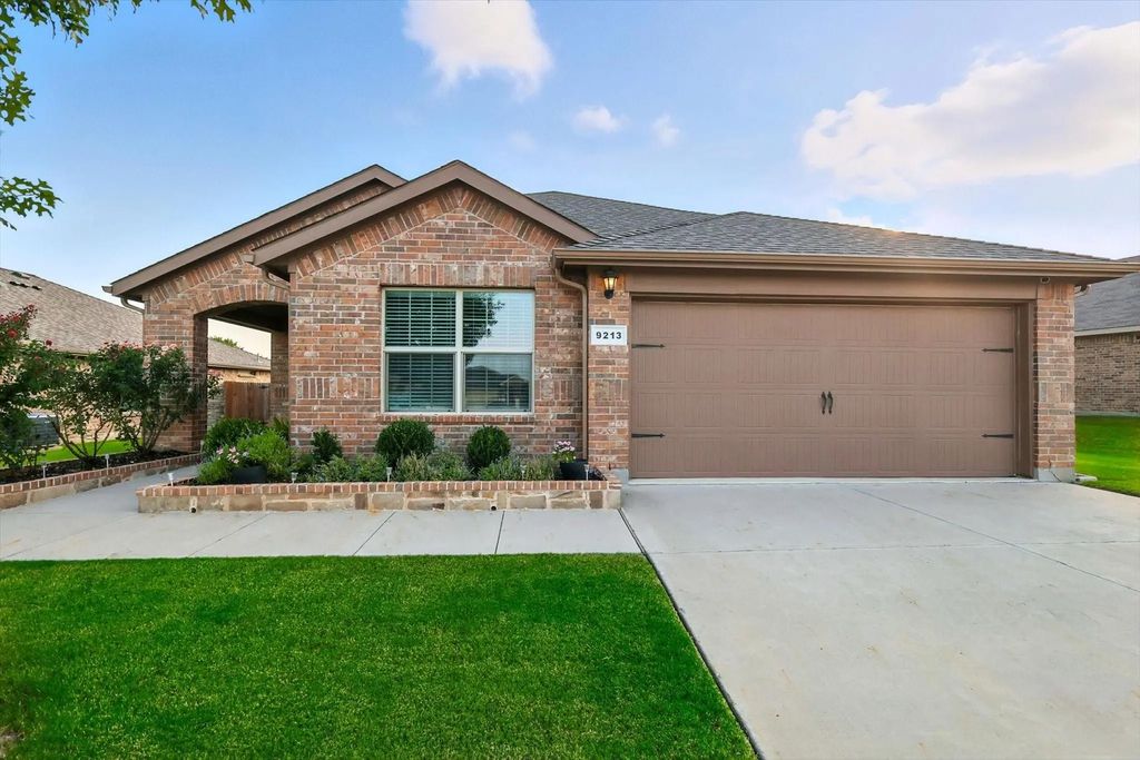 9213 High Stirrup Lane, Fort Worth