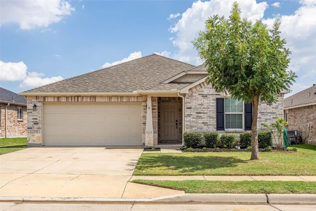 5833 Mirror Ridge Drive, Fort Worth