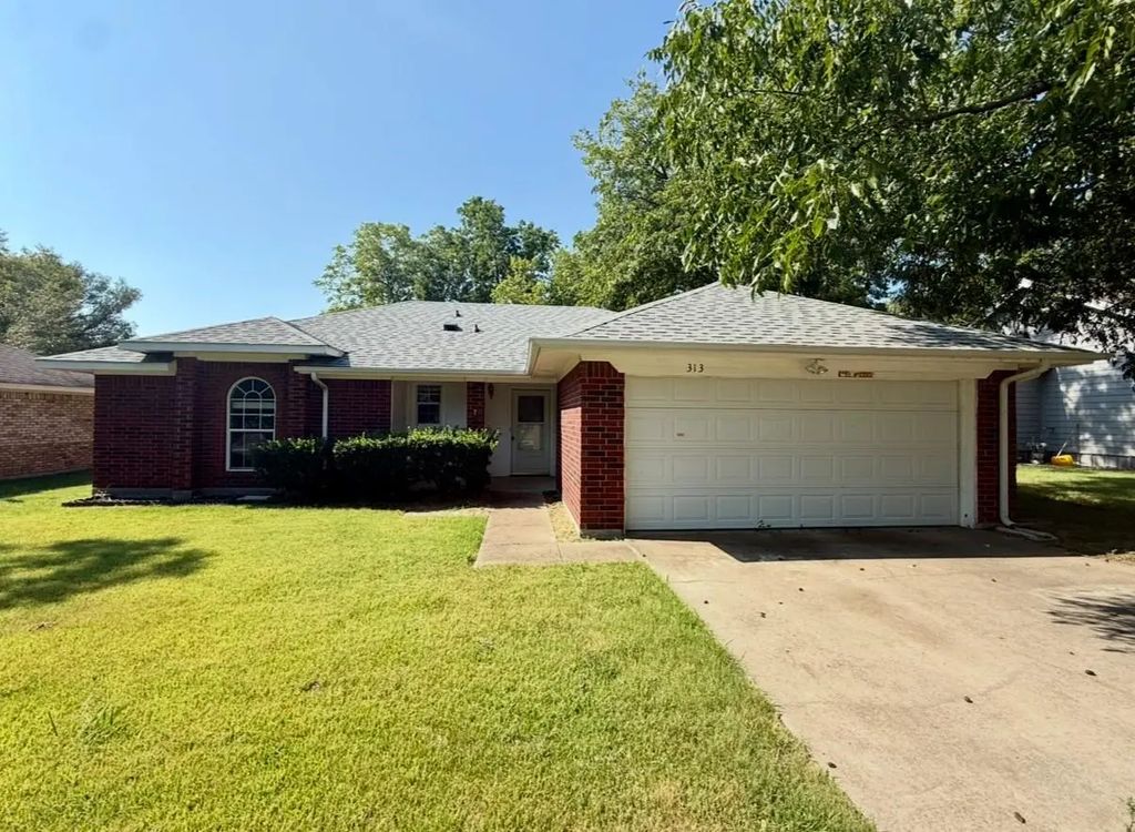313 Bowie Street, Royse City