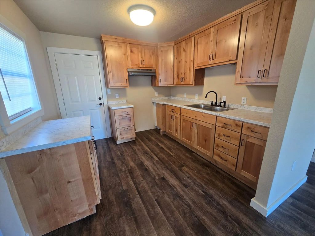 1103 15th Street 1105, Mineral Wells