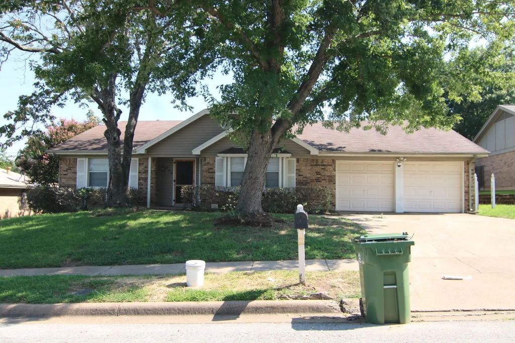 745 Spring Valley Drive, Hurst