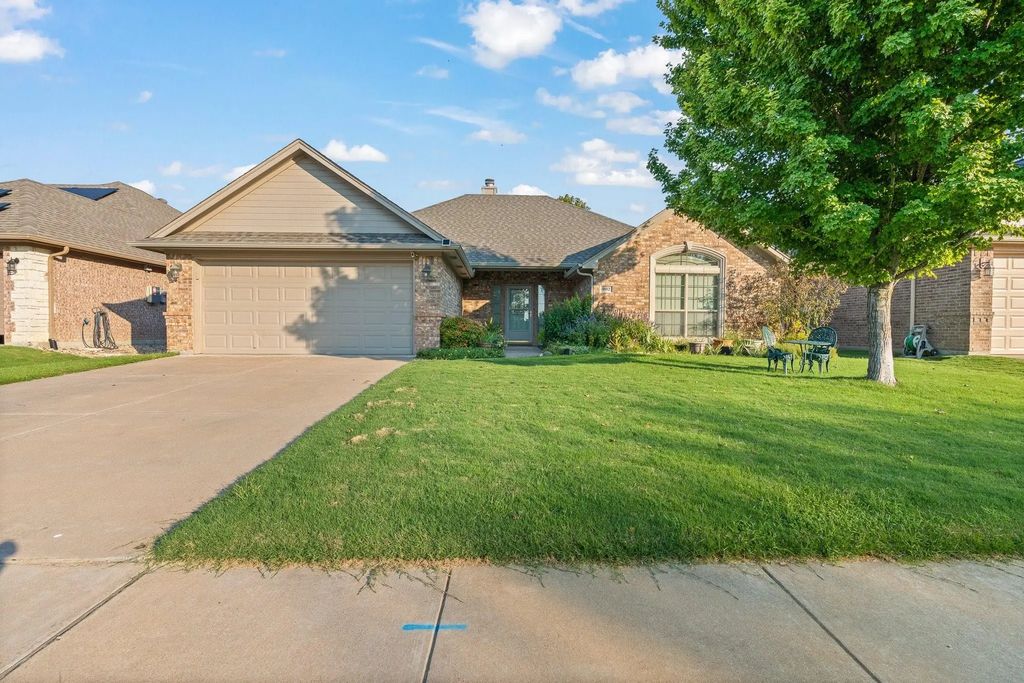 1812 Colorado Court, Burleson