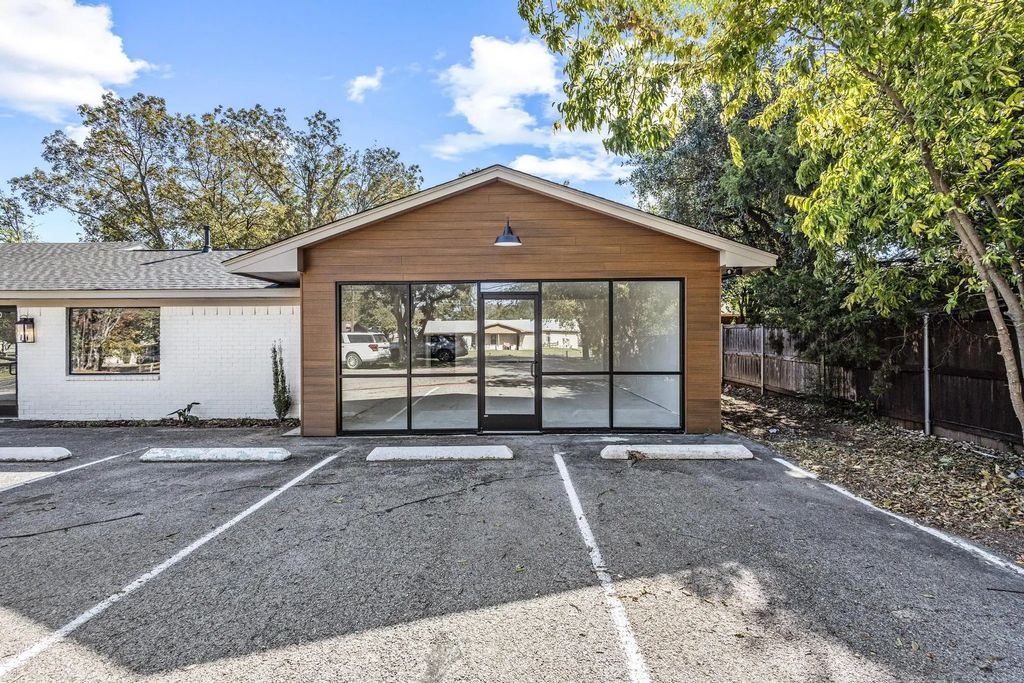 717 E Liberty Street 300, Pilot Point