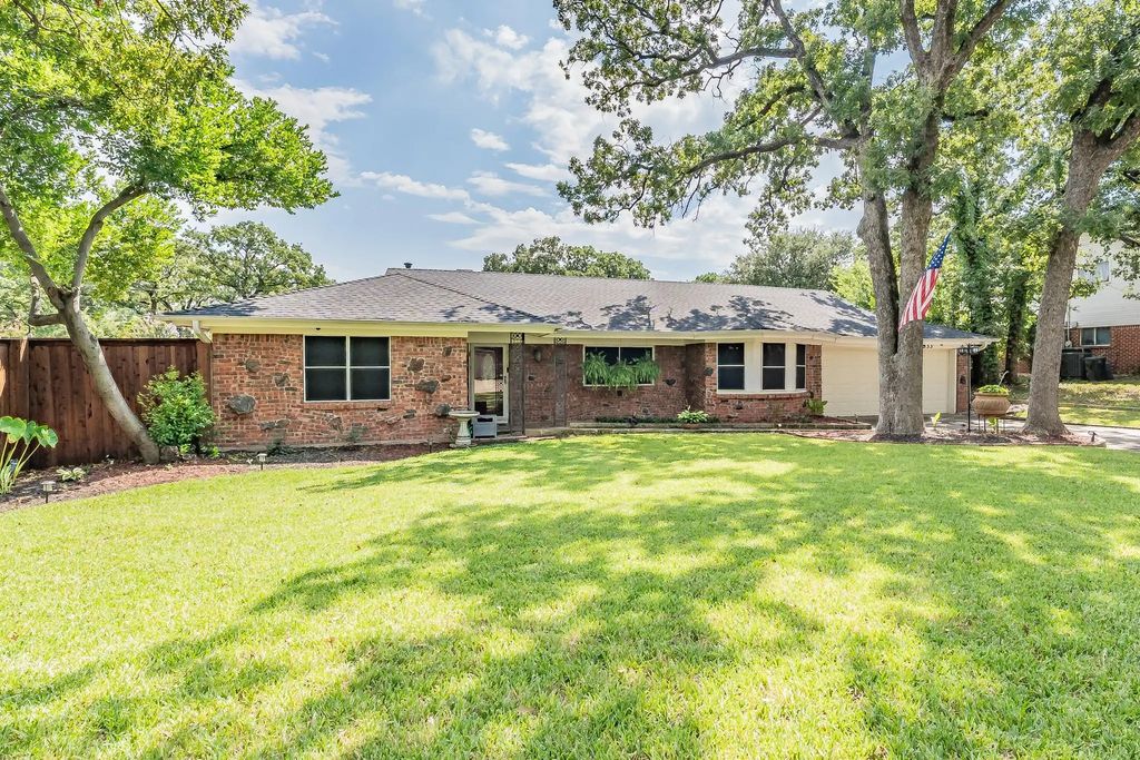 833 W Cheryl Avenue, Hurst