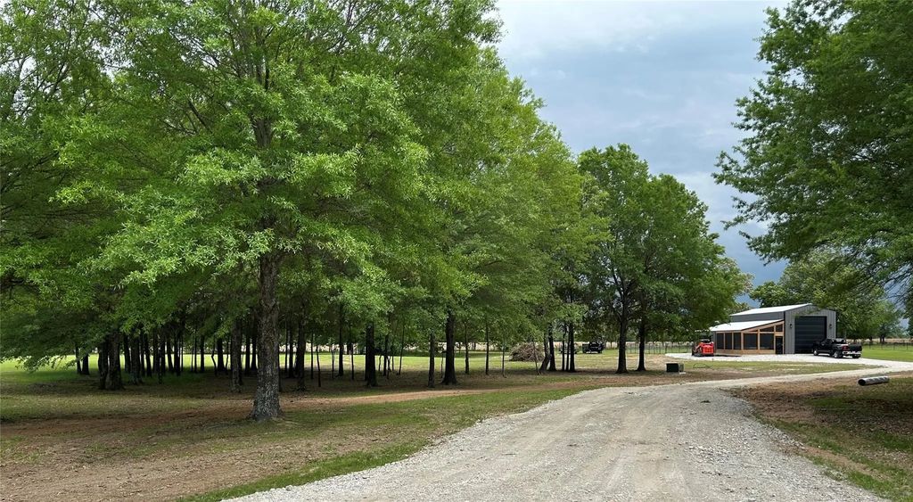 276 Private Road 44005, Blossom