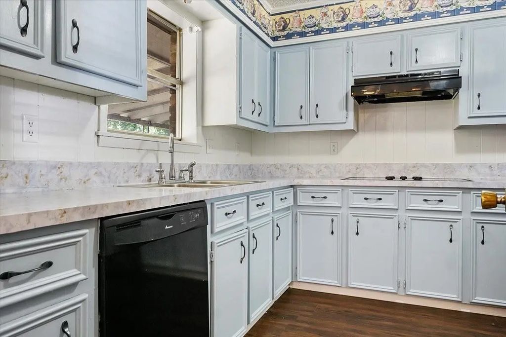 709 Laura Avenue, Corsicana