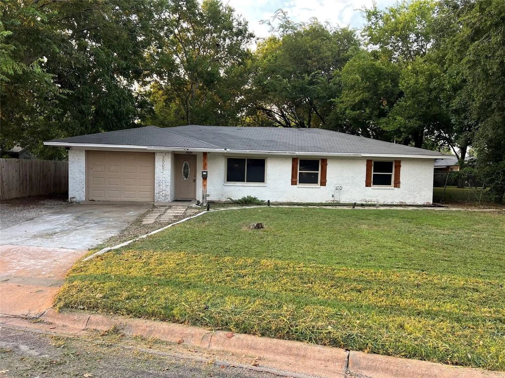 2005 E Leslie Lane, Sherman