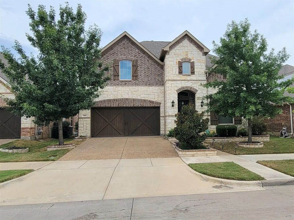 703 Hazelwood Lane, Euless