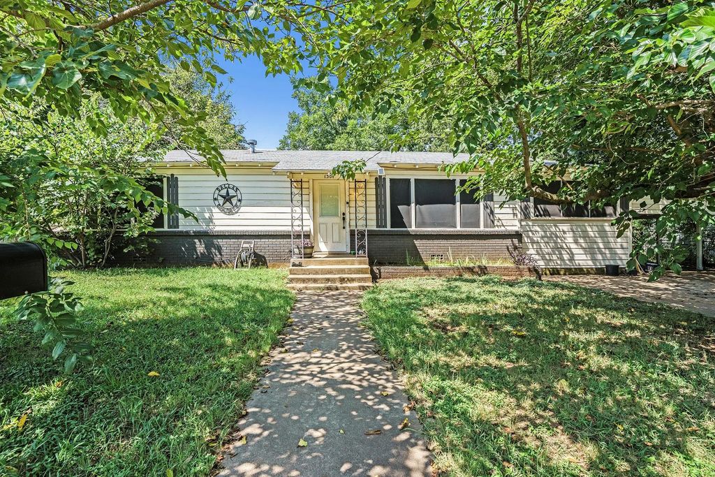 1301 N Douglas Avenue, Cleburne