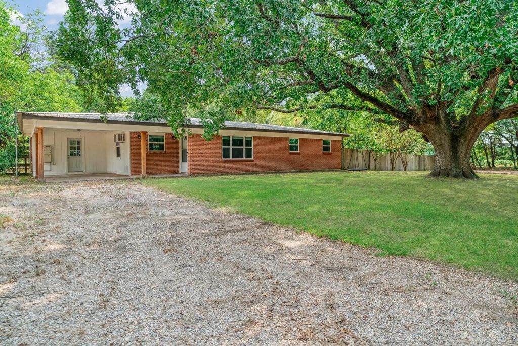 253 County Road 14750, Paris