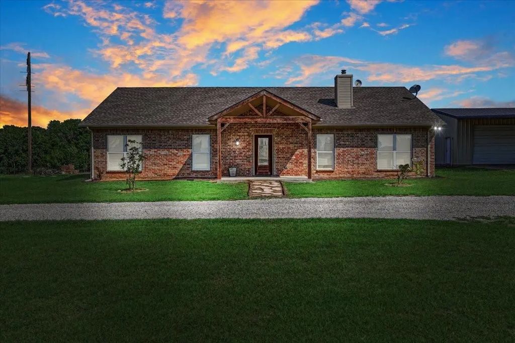 16105 County Road 673, Leonard