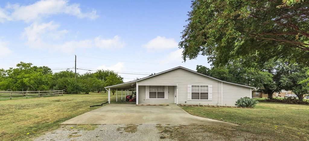 508 E Travis Street, Leonard