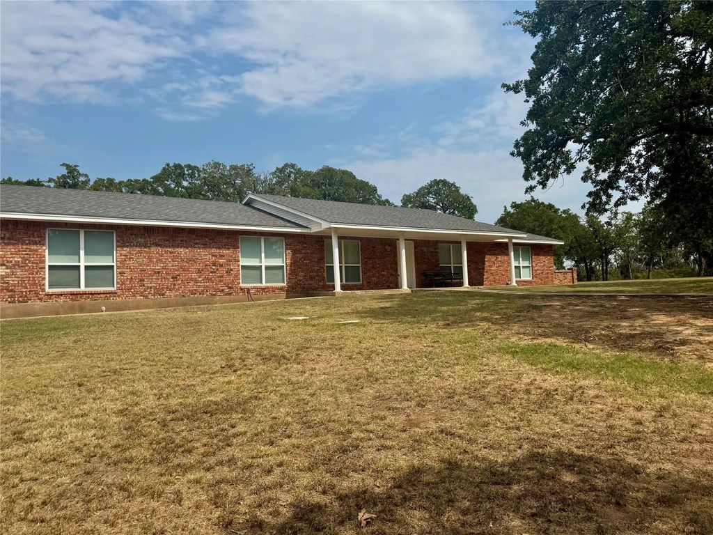 120 E Huron Circle, Nocona